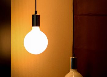 Composition of three glowing light bulbs creating a warm ambiance. Ideal for energy and design themes.